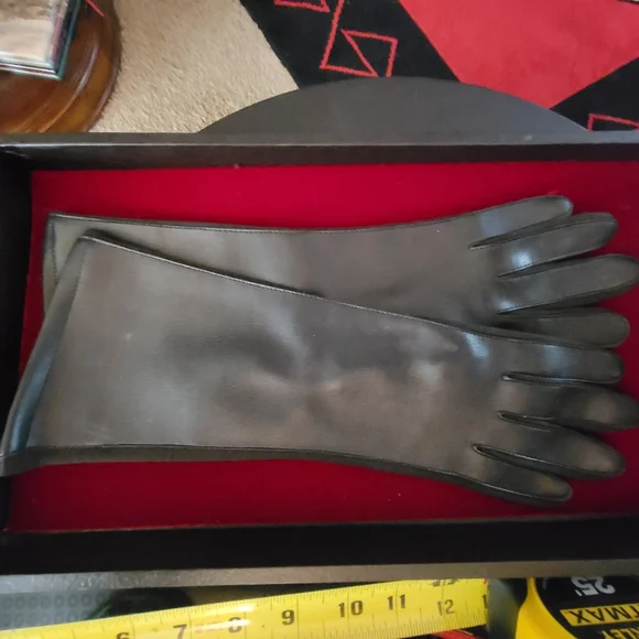 VGUC Women's Gloves Black 8 - Picture 1 of 10